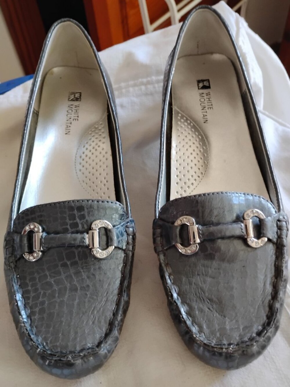 White Mountain Grey Snakeskin Embossed Leather Loafers Sz 8